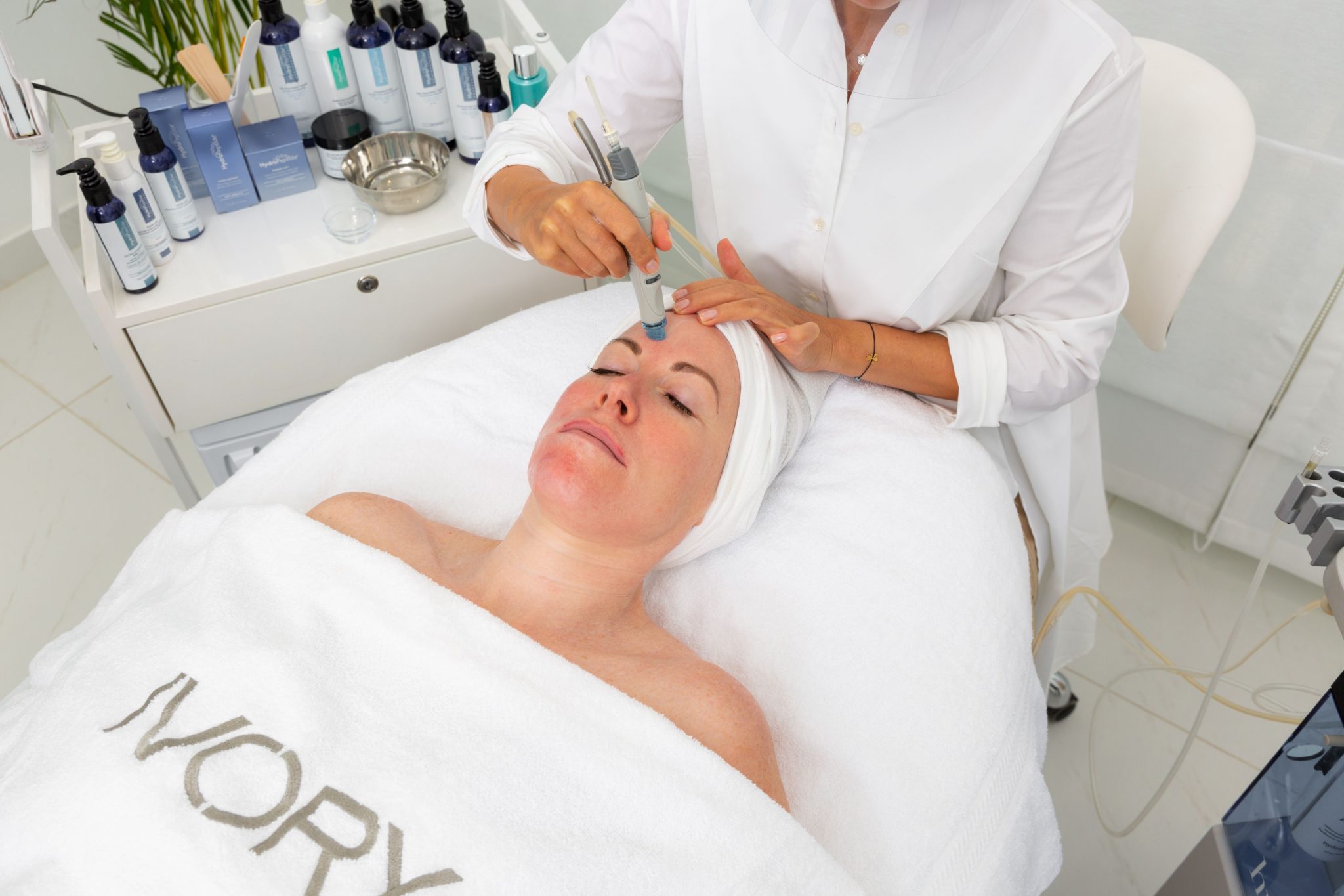 AED 300 vs AED 600 HydraFacial – The Difference Explained